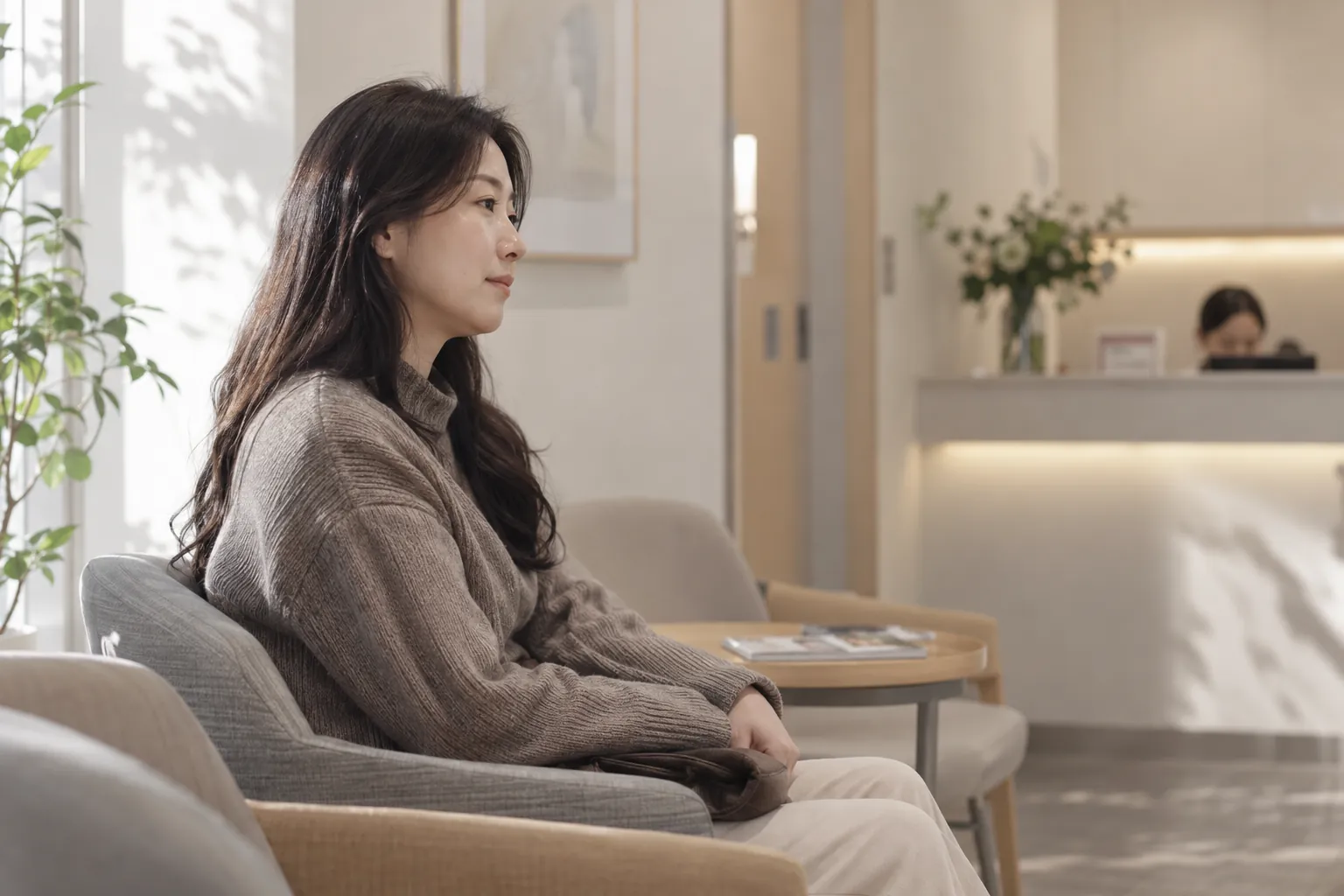 대기 공간 의자에 앉아 차분히 순서를 기다리는 옆모습